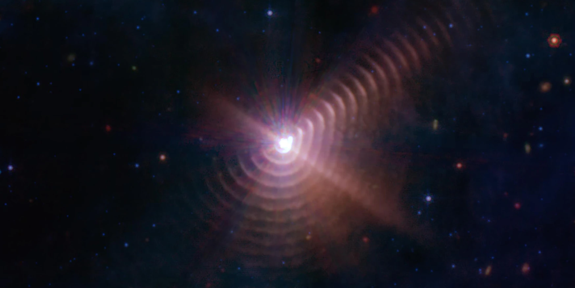در این تصویر تلسکوپ جیمز وب، پوسته‌های غبار کیهانی مانند حلقه‌های درختی در اطراف ستاره Wolf-Rayet 140 ظاهر می‌شوند. ستاره‌های Wolf-Rayet در مرحله پیشرفته‌ای از چرخه زندگی خود هستند و عناصر سنگین را در فضا رها می‌کنند.