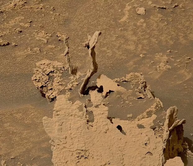 مریخ‌نورد «کنجکاوی» یک ساختار عجیب را در مریخ کشف کرد