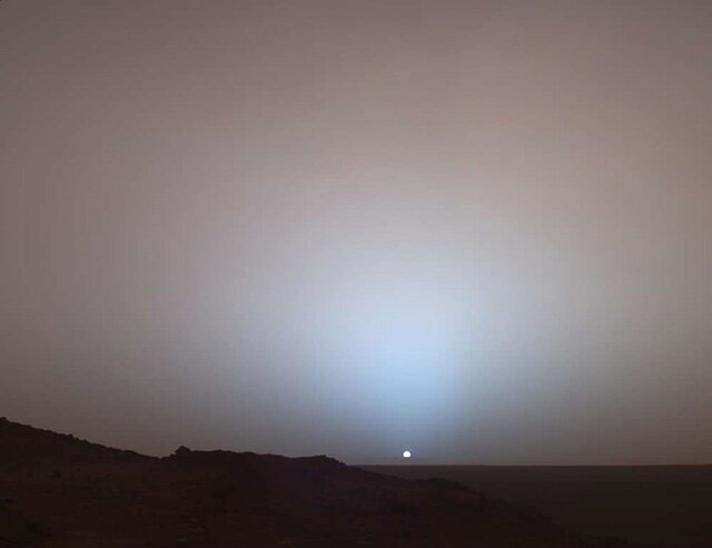 عکس مریخ‌نورد «استقامت» از غروب آبی‌رنگ مریخ
