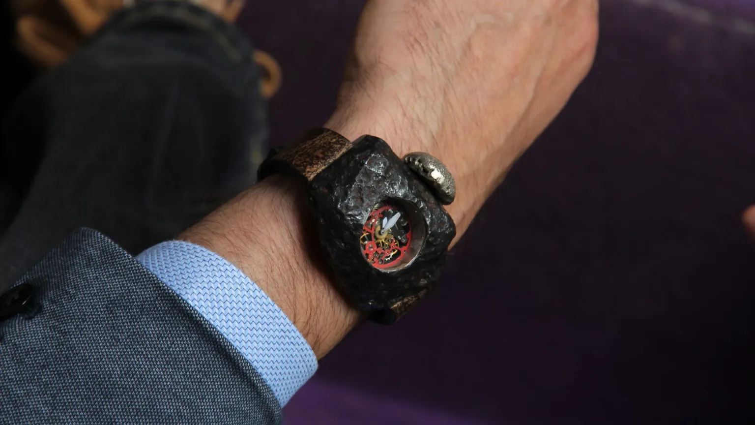 این ساعت یک میلیون دلاری از شهاب‌سنگ ساخته شده است