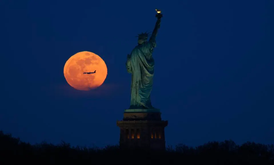 تصاویری خیره‌کننده از «ماه صورتی» در سراسر جهان